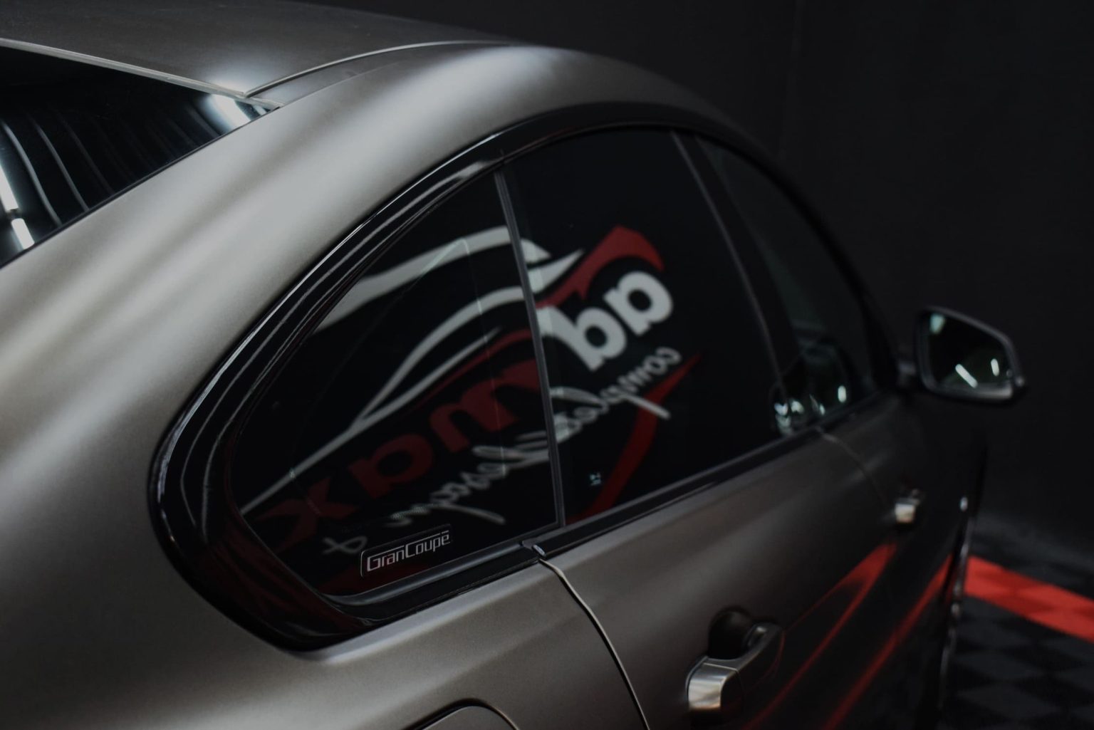 Folie solară auto aplicată pe geam